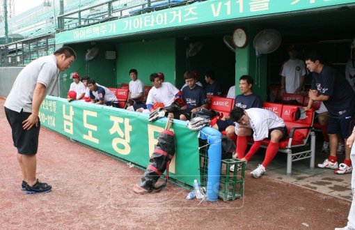 김진우(왼쪽)가 옛 동료들에게 머리를 숙였다. 사고뭉치로 낙인찍히며 수많은 구설수에 올랐던 김진우는 다시 한번 재기를 노린다. 
KIA선수단은 환영의 인사를 전하면서도, ‘개과천선’했는지 지켜보겠다는 입장이다.