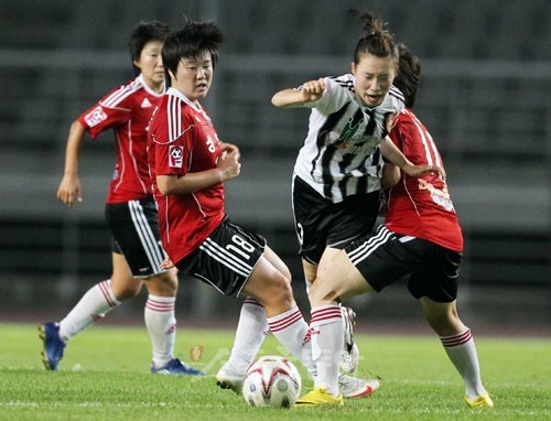 수원FMC 손윤희(가운데)가 30일 고양종합운동장에서 열린 WK리그 부산 상무와의 경기에서 2명의 수비 사이를 드리블 돌파하고 있다.
고양 ｜ 국경원 기자 onecut@donga.com