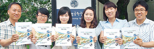 ‘바이오 생명공학분야 취업백서’를 펴낸 영남대 생명공학부 박의호(왼쪽), 김종주 교수(오른쪽)와 학생들이 백서를 보여주고 있다. 사진 제공 영남대