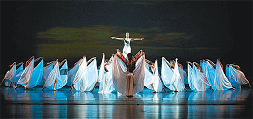 27, 28일 공연된 서울발레씨어터의 ‘모던발레프로젝트 JOY’에서 공연된 ‘세레나데’. 치맛자락을 활용해 새의 날갯짓을 표현했다. 사진 제공 서울발레씨어터