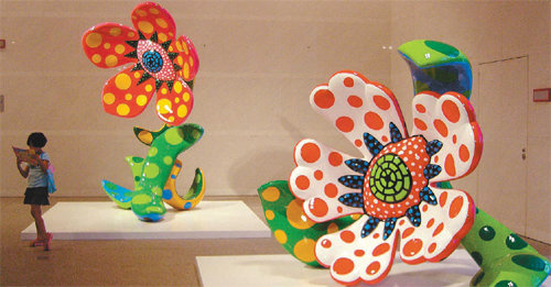 ‘2010 아이치 트리엔날레’에 선보인 일본 현대미술의 대표적 작가 구사마 야요이의 대형 꽃 조각. 올해 제1회를 맞는 아이치 트리엔날레는 3년에 한 번씩 열릴 예정이다. 나고야=고미석 기자 mskoh119@donga.com