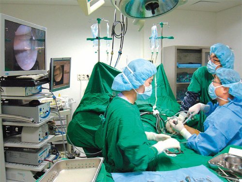 조승배 연세사랑병원 관절내시경센터 소장이 ‘관절내시경’을 이용해 환자의 무릎 관절 질환을 진단과 동시에 치료하고 있다. 사진 제공 연세사랑병원