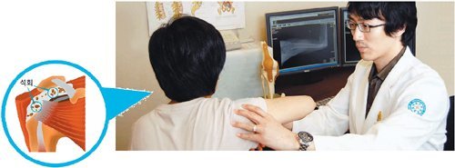 김재훈 바른세상병원 원장이 어깨 통증으로 찾아온 환자에게 팔을 움직여가면서 진료를 하고 있다. 사진제공 바른세상병원