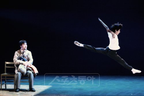 뮤지컬 빌리 엘리어트 한국 공연의 한 장면. 어린 빌리가 무용수로 성장해 나가는 과정을 그린 감동적인 작품이다.