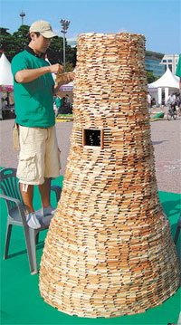 지난해 9월 열린 ‘Wood 樂Festival’에 참가한 시민들이 나무 조각으로 첨성대를 쌓고 있는 모습. 올해도 각종 목재를 이용한 만들기 행사가 진행된다.사진 제공 문화목재포럼