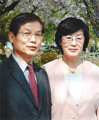 인하대에 장학금 1억 원을 기증한 김유항(왼쪽) 황진명 교수 부부.