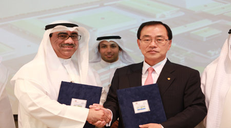 한화건설 김현중 사장(우측)과 발주처인 쿠웨이트 KOTC의 나빌 모하메드 보리슬리 
회장(Nabil M. Bourisl, 좌측)이 계약서에 서명을 마치고 악수를 나누고 있다.