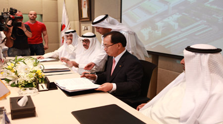 한화건설 김현중 사장과 발주처인 쿠웨이트 KOTC의 나빌 모하메드 보리슬리 회장
(Nabil M. Bourisl)이 계약서에 서명을 하고 있다.