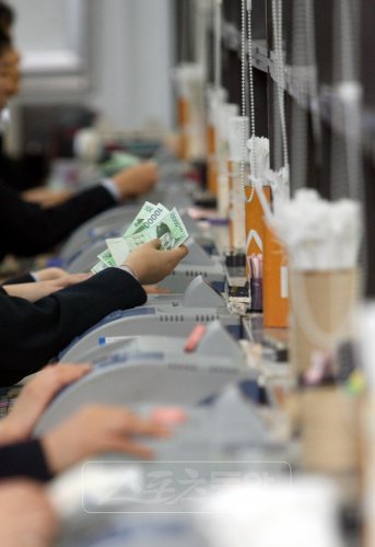 한국마사회가 경마 전자카드 시범 운영 계획을 발표함에 따라 고객들은 10월 말부터 실명 또는 비실명으로 전자카드를 사용할 수 있게 됐다. 전자카드 도입으로 고객들이 현금으로 마권을 구매하는 일은 크게 줄어들 것으로 보인다.