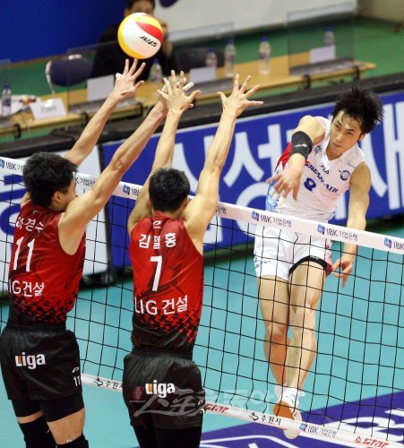 28득점을 성공시키며 팀 승리를 견인한 대한항공의 김학민이 상대의 블로킹 사이로 혼신의 힘을 다해 스파이크를 하고 있다.