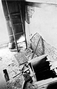 1965년 9월 7일 오후 11시 45분 동아일보 변영권 편집국장대리의 서울 이문동 집 대문이 폭파됐다. 동아일보 자료 사진