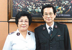 구세군 사관학교를 졸업한 뒤 1971년부터 40년간 구세군으로 활동한 전광표 사령관과 부인 유성자 구세군 여성사업총재(왼쪽). 사진 제공 구세군