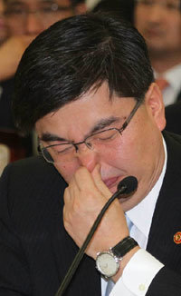 6일 국회 정무위원회 전체회의에 출석한 임채민 국무총리실장이 위장전입 의혹을
제기하는 야당 의원들의 질의가 잇따르자 곤혹스러운 듯 코를 만지고 있다. 이종승 기자 urisesang@donga.com