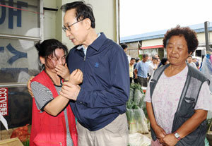 2일 이명박 대통령(가운데)이 윤영임 씨 (왼쪽)와 강계화 할머니를 위로하고 있다. 동아일보 자료 사진