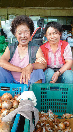 6일 경기 구리시 구리농수산물도매시장에서 만난 상인 강계화 할머니(왼쪽)와 윤영임 씨가 수줍은 모습으로 촬영에 응했다. 구리=김지현 기자 jhk85@donga.com