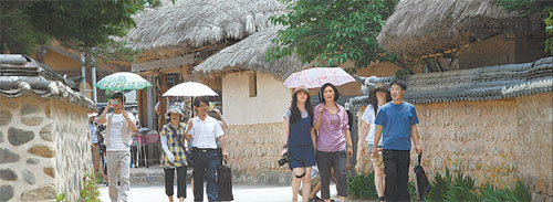관광객들이 경북 안동 하회마을을 둘러보고 있다. 세계문화유산 등재를 계기로 올해 관광객이 100만 명을 넘을 것으로 보인다. 사진 제공 안동시