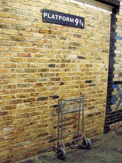 런던 킹스크로스 역에는 영화 ‘해리포터’ 시리즈 1편에서 주인공 해리가 호그와트 마법학교행 열차를 타려고 기다리던 ‘9와 3/4 플랫폼’ 모형이 설치돼 있어 여행자들의 눈길을 끈다.