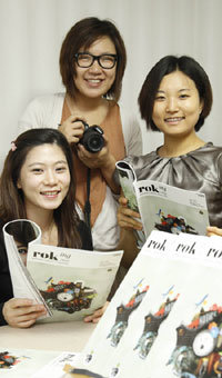 20대 여성 3명이 한국문화를 소개하는 종합문화매거진 ‘락킹(rok-ing)’을 발간했다. 왼쪽부터 박상아, 변사라, 최정윤 씨. 이들은 잡지 발간을 위해 다니던 직장을 그만뒀다. 전영한 기자 scoopjyh@donga.com
