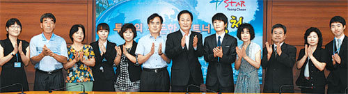 신규 임용된 영천시 공무원과 부모들이 김영석 영천시장(왼쪽에서 일곱 번째)과 함께 박를 치고 있다. 사진 제공 영천시