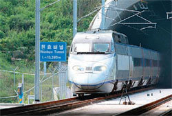 경부고속철도 KTX 2단계 동대구∼부산 구간이 11월 초 개통된다. 시승 KTX가 원효터널 구간을 달리고 있다.사진 제공 한국철도시설공단
