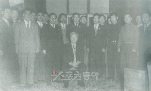 가운데는 야구대표팀과 기념촬영에 응한 이승만 초대 대통령.