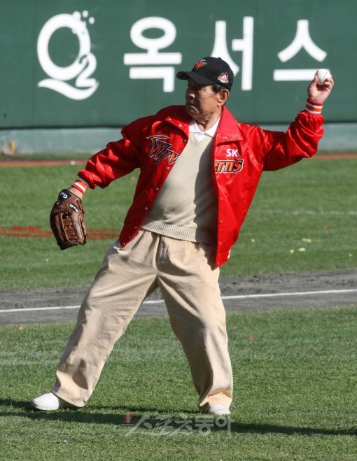 야구원로 김양중 씨는 2008년 문학구장에서 열린 한국시리즈 1차전 두산-SK전에 앞서 시구를 했다. 김 씨는 1954년 대한민국 사상 최초의 야구대표팀에서 투수로 뛰었다. [스포츠동아 DB]