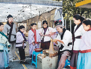 2008년 열린 ‘한성백제문화제’에서 참가자들이 백제 당시의 옷을 입고 백제마을에 입장
했다. 백제 토기를 만드는 장면을 어린이들이 유심히 지켜보고 있다. 사진 제공 서울 송파구
