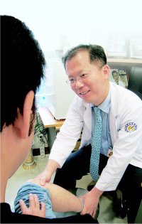 박영식 연세사랑병원 관절센터 원장이 무릎 통증으로 찾아온 환자를 진료하고 있다.