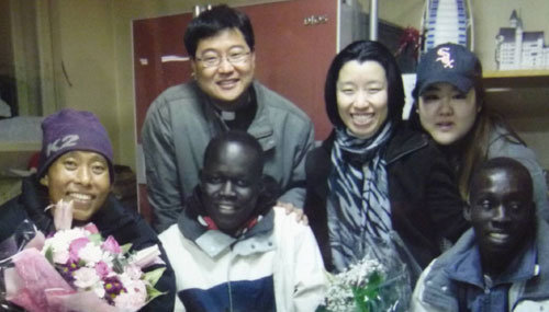 고 이태석 신부(왼쪽)가 지난해 12월 서울 영등포구 신길동 가톨릭 살레시오회 관구관에서 의사의 꿈을 이루기 위해 한국에 온 수단출신 존 마옌 씨(왼쪽에서 두 번째)와 토마스 타반 씨(오른쪽)를 만나 환하게 웃고 있다. 사진 제공 존 마옌 씨