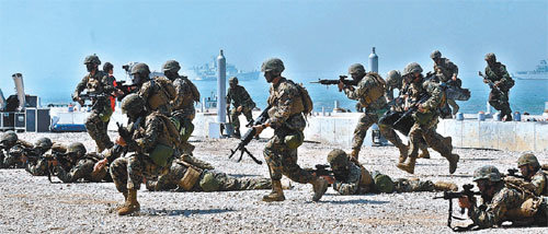 미 해병 제31기동부대 장병들이 15일 월미도 해안에 상륙한 뒤 돌격하고 있다. 6·25전쟁에 극적인 반전의 계기가 됐던 1950년 9월 15일 인천상륙작전 60주년 기념행사에서 미 해병 장병들은 당시 상륙작전과 똑같은 상황을 재연했다. 인천=양회성기자 yohan@donga.com