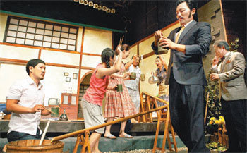 국내 연극무대에서 일본 원작 연극이 인기몰이를 하는 ‘일류’ 현상이 뚜렷하다. 미타니 고키 원작의 ‘너와 함께라면’. 사진 제공 연극열전