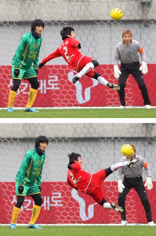 홍명보 장학재단이 주최한 자선 축구경기에 참가해 멋진 동작으로 발리슛을 날리고 있는 이수근(가운데).
