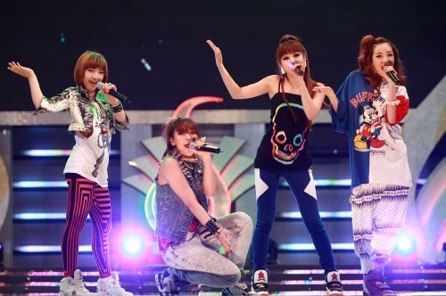 여성팬들로부터 "멋지다"는 탄성을 자아내게 만드는 유일한 결그룹 2NE1. 이들의 1집이 뜨거운 반응을 불러 일으키고 있다(스포츠동아)