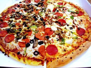 코스트코 피자와 이마트 피자 한 판을 절반씩 나눠 붙여 놓은 모습. 왼쪽이 코스트코 피자이고 오른쪽이 이마트 피자다.