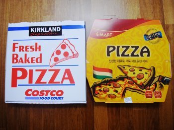 개봉하기 전 코스트코 피자와 이마트 피자의 상자를 촬영한 사진. 왼쪽이 코스트코 피자 상자이고 오른쪽이 이마트 피자 상자다.