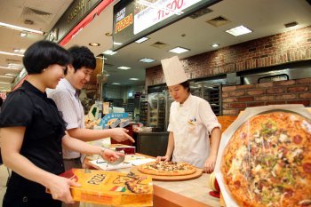 사진설명: 이마트 피자 매장에서 피자를 구입하는 고객들. (사진제공=이마트)