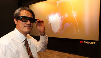 16일 서울 강남구 신사동 케이디씨그룹 본사에서 김태섭 회장이 3D용 안경을 쓰고 영화를 보고 있다. 김 회장은 우연한 기회에 갖게 된 영화감상 취미를 사업 아이디어로 살렸다. 양회성 기자 yohan@donga.com