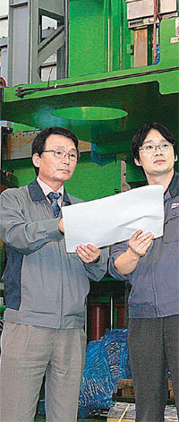 16일 경남 함안군 한국정밀기계 공장에서 이 회사 하종식 대표(왼쪽)가 직원과 함께 도면을 보며 공정을 점검하고 있다. 사진 제공 한국정밀기계