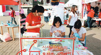 아기 살리는 모자 ‘대한민국 나눔문화대축제’에 참가한 ‘세이브더칠드런’ 자원봉사자들이 17일 빈곤지역 신생아들에게 보낼 모자를 뜨고 있다. 사진 제공 사회복지공동모금회
