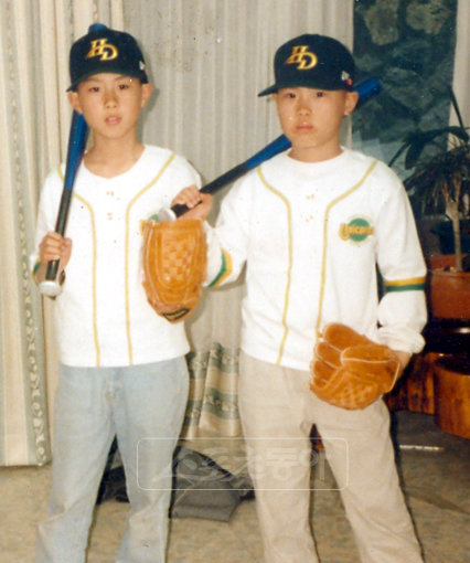 현대 어린이회원 류현진 형 현수(왼쪽) 씨와 류현진은 인천 연고팀인 현대의 열성팬이었다. 형제가 나란히 어린이회원용 유니폼을 입고 야구선수처럼 당당하게 서 있다.