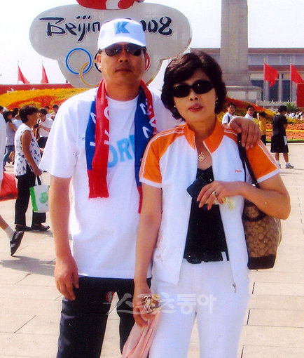 아들따라 베이징까지 2008베이징올림픽을 현장에서 함께 한 아버지 류재천 씨(왼쪽)와 어머니 박승순 씨. 부모는 아들이 금메달을 목에 거는 모습을 눈앞에서 직접 지켜봤다.