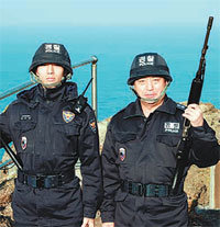 독도를 찾은 김병철 경북지방경찰청장(오른쪽)이 대원과 근무조를 편성해 경계근무를 서고 있다. 사진 제공 경북지방경찰청