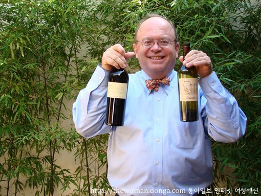 ▲ 크리스티 와인 경매사에서 컬트 와인 ‘아리에타’의 오너로 변신한 프리츠 해튼이 자신이 만드는 와인 병을 들고 환하게 웃고 있다.