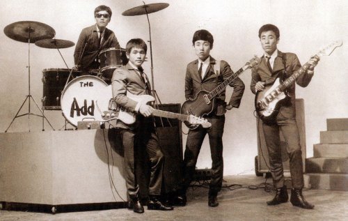 1973년 신중현의 첫 밴드 ‘애드 포’ 결성 당시(사진.왼쪽에서 두 번째).신중현의 첫 앨범은 고유한 전통음계와 박자가 현대적 대중음악과 크로스한 역사적 사건이라 볼 수 있다. (동아일보 DB)