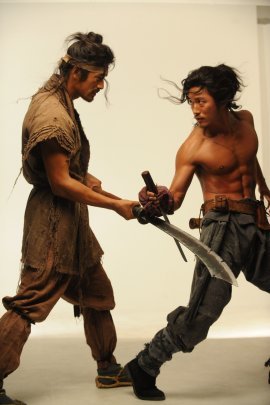 드라마 '추노'에서 무술 연기를 펼치고 있는 장혁(오른쪽).
