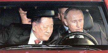 ‘쏠라리스’ 시운전  21일(현지 시간) 러시아 상트페테르부르크 주 카멘카 지역에서 열린 현대자동차 러시아공장 준공식에 참석한 블라디미르 푸틴 러시아 총리(오른쪽)가 현대차의 러시아 전략 차종인 ‘쏠라리스’ 운전석에 올라 시운전을 해보고 있다. 정몽구 현대차그룹 회장이 옆자리에서 운전 요령을 설명하고 있다. 사진 제공 현대자동차