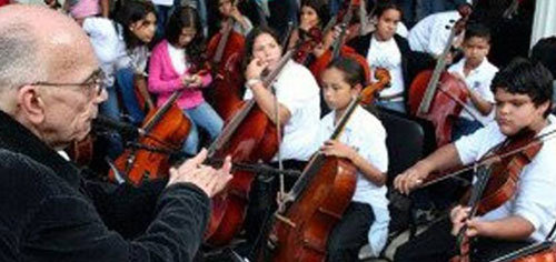 베네수엘라의 청소년 음악교육 프로그램 ‘엘시스테마’ 창설자인 호세 안토니오 아브레우 박사가 청소년 오케스트라 단원들을 찾아 격려하고 있다. 엘시스테마는 음악의 영역을 넘어 베네수엘라인들의 성취의욕을 높인 사회운동으로 평가받는다. 사진 제공 서울평화상위원회