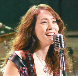 ‘나는 전설이다’에 밴드 보컬로 출연해 극중에서 열창하는 김정은. 사진 제공 SBS