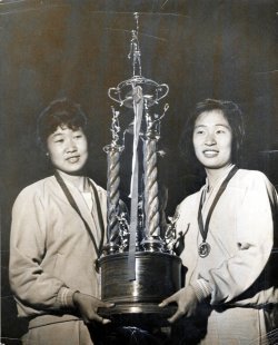 1967년 세계여자농구선수권대회 은메달 획득의 주역인 박신자(오른쪽)와 신항대(왼쪽).