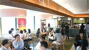 최근 시설과 식단 등을 개선한 신세계백화점 본점 직원 식당엔 서울 강남의 유명 드립
커피 전문점이 들어서 1000원대의 드립 커피를 선보이고 있다. 사진 제공 신세계백화점